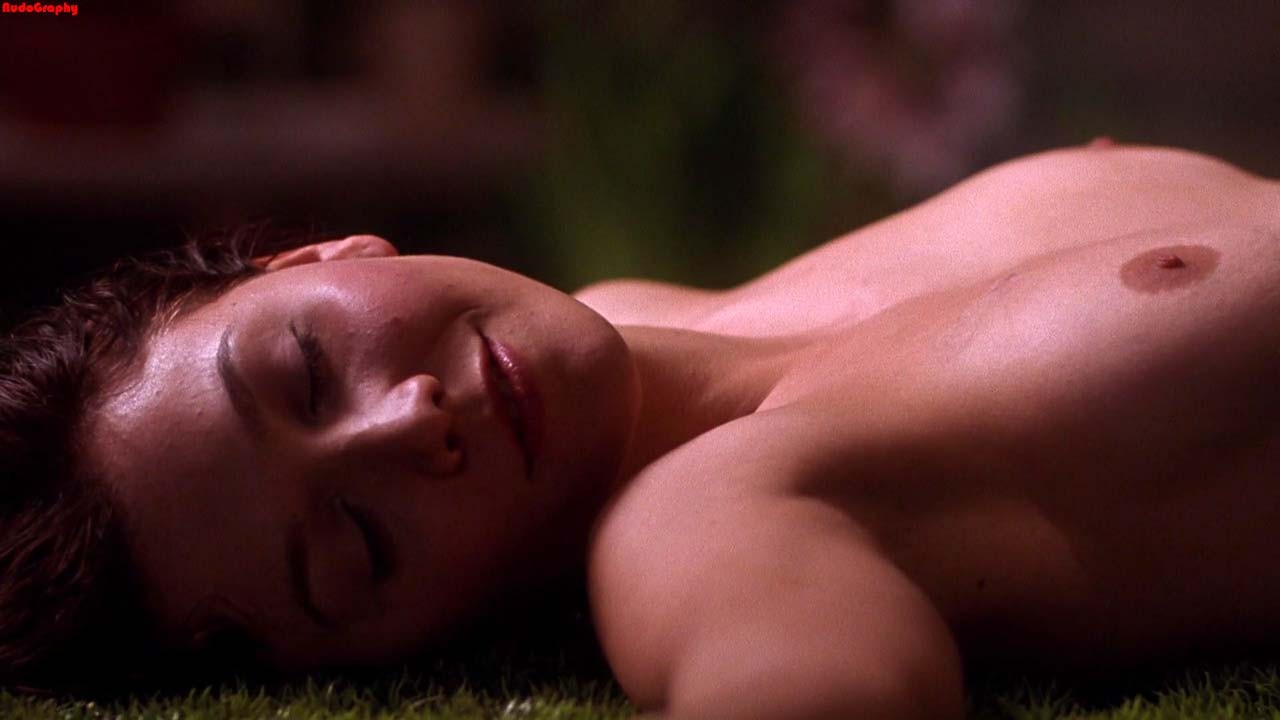 Maggie gyllenhaal mostrando sus bonitas tetas grandes y su coño peludo en una escena de película desnuda
 #75318268