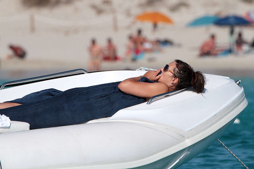 Elizabeth hurley exposant son corps sexy et ses énormes seins en bikini sur un yacht
 #75338167