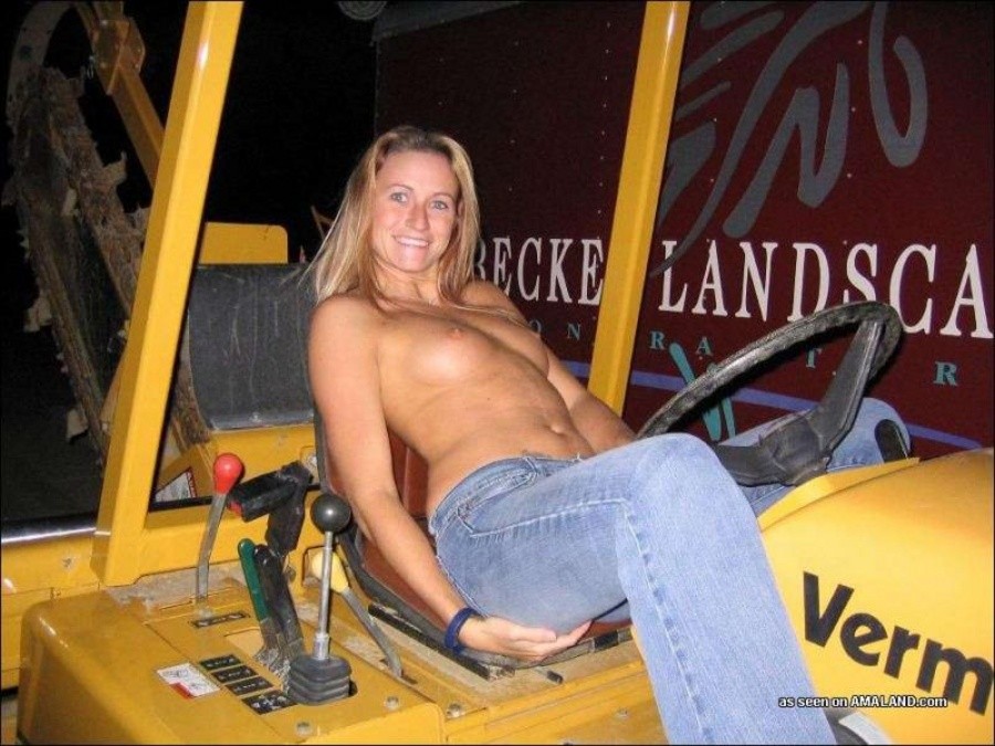 La amateur se desnuda mientras posa al aire libre
 #67237492