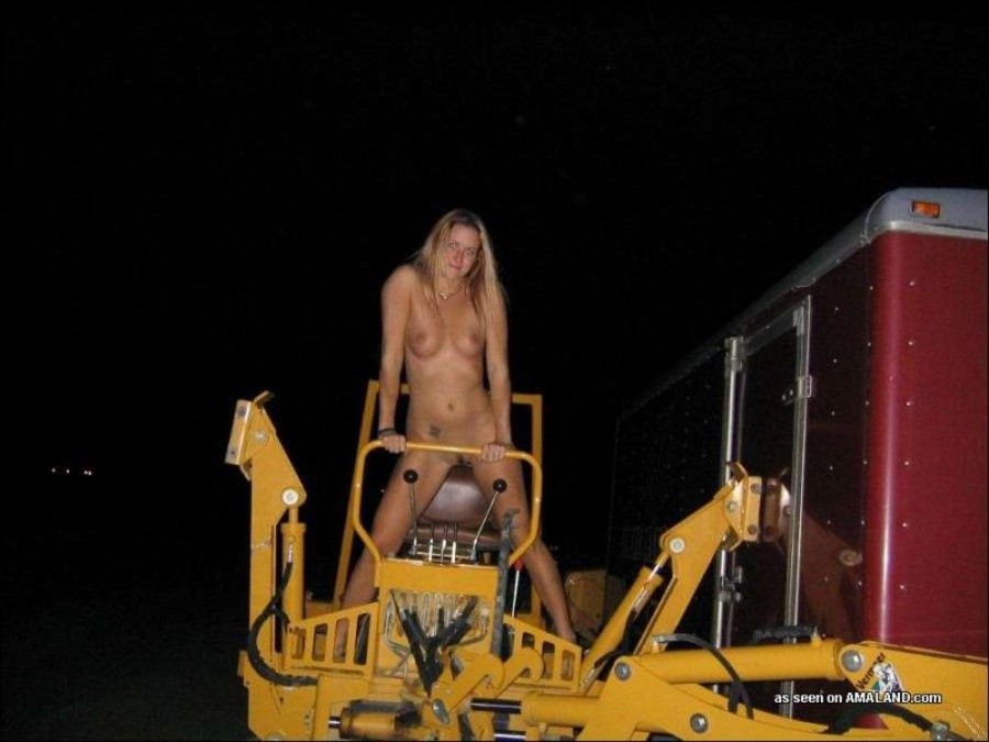 La amateur se desnuda mientras posa al aire libre
 #67237546