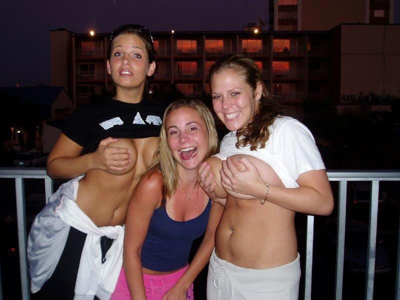 Foto di ragazze in topless che si ubriacano e fanno festa
 #76396625