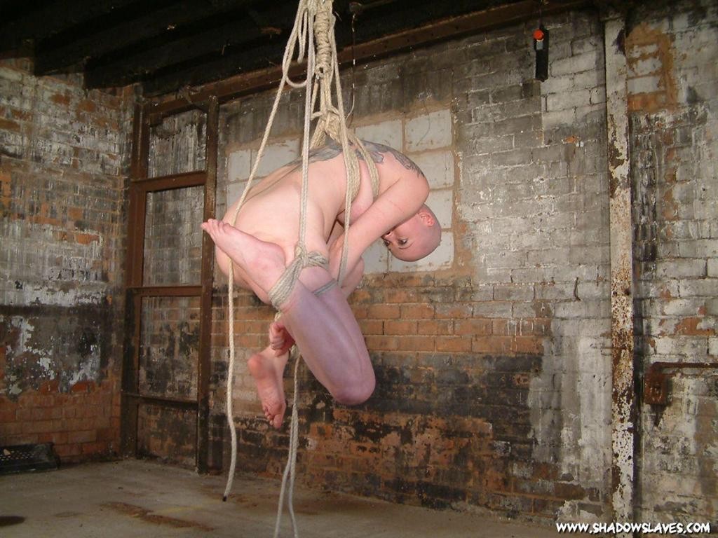 アジア人の禿げた奴隷女がロープで吊るされたボンデージの中で蠢く #69990868