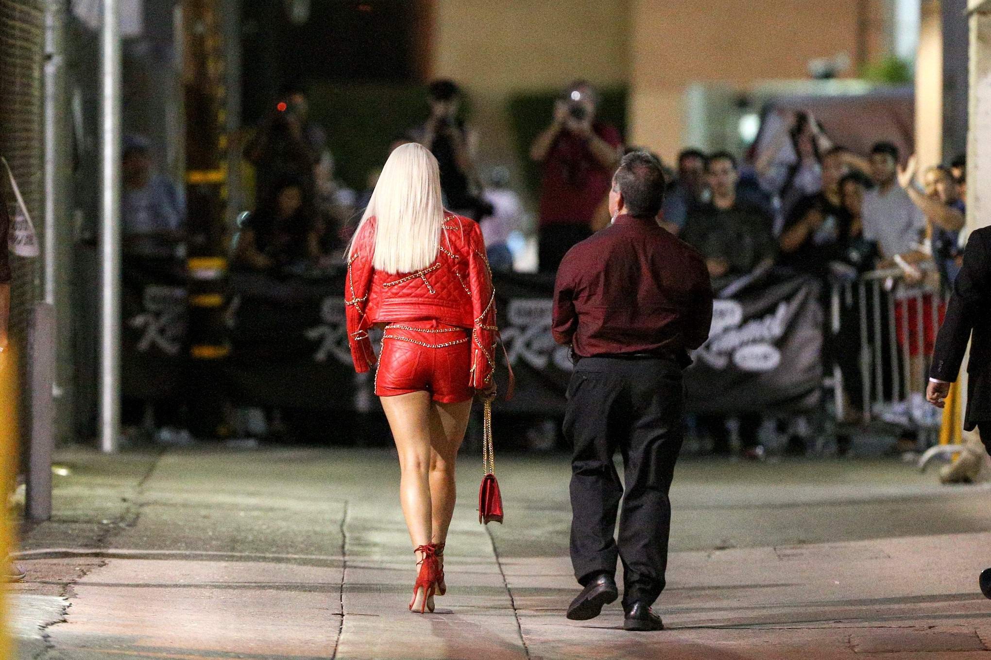 リタ・オラが赤いローカットのショートパンツを履いて脚を見せている。
 #75152716