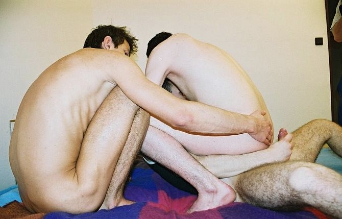 Ein frischer Twink genießt es, zwei andere Kerle nacheinander zu blasen und zu ficken
 #76967999