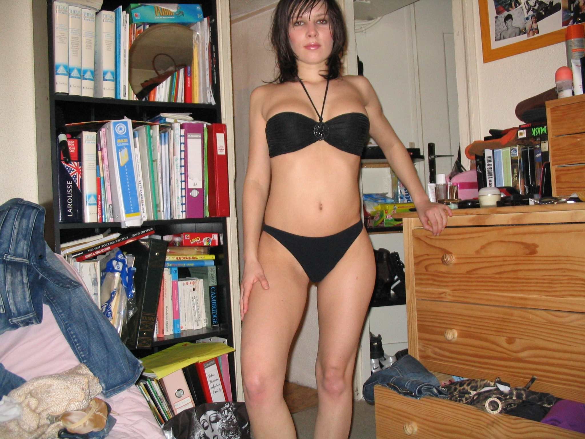 Una linda chica muestra su hermoso cuerpo desnudo
 #67884315