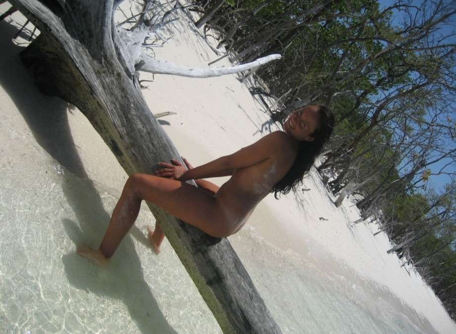 Photos d'une femme aux seins nus sur une plage
 #75457138
