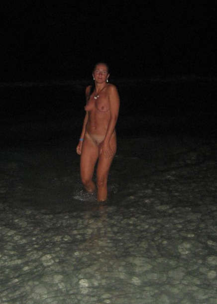 Photos d'une femme aux seins nus sur une plage
 #75457206