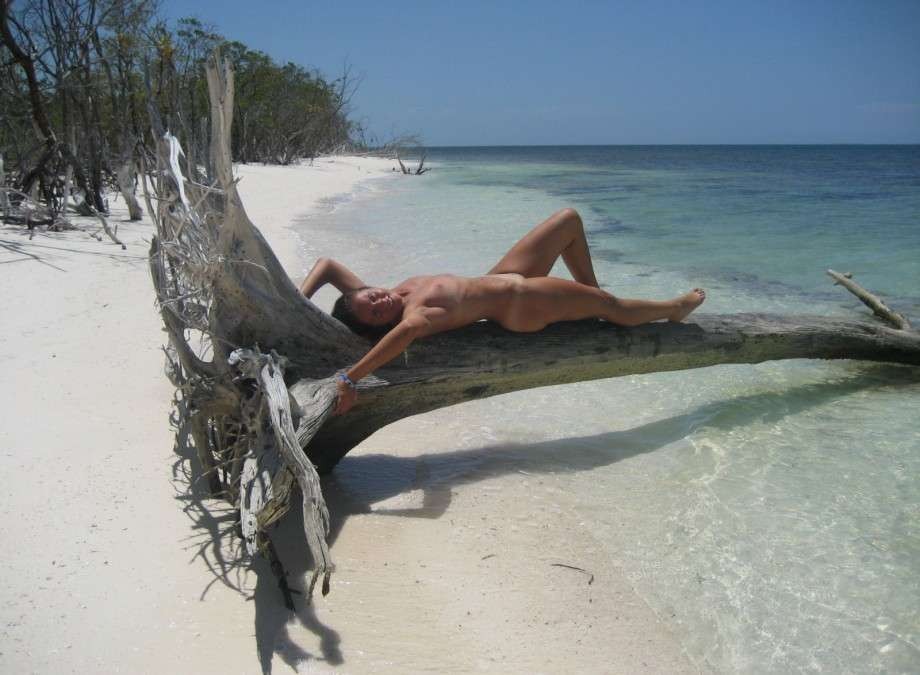 Photos d'une femme aux seins nus sur une plage
 #75457241
