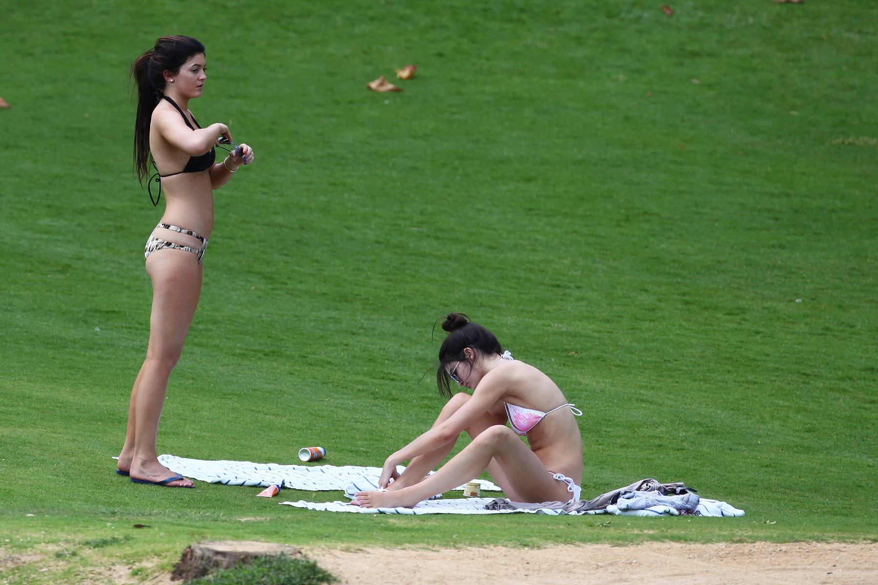 Kylie y kendall jenner bronceando sus cuerpos calientes en conjuntos de bikini skimpy en un mea
 #75174068