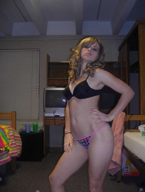 Fotos de una chica caliente y sexy posando
 #75720086