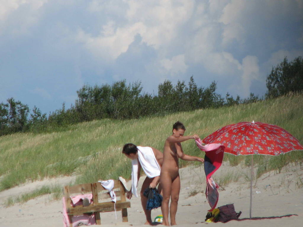 ロングヘアのセクシーな女性がビーチでヌードで寝そべる
 #72255928