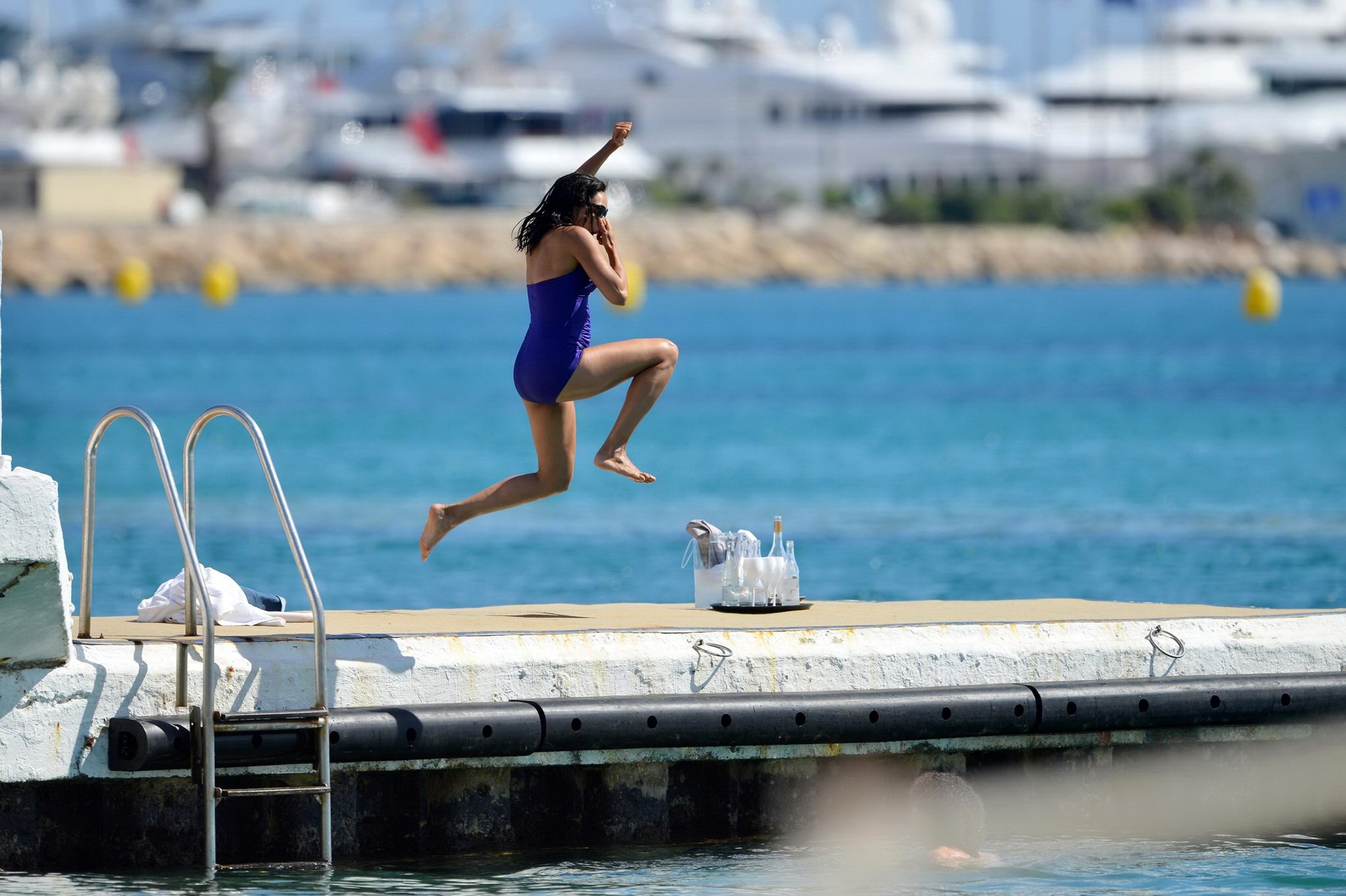 Rosario dawson zeigt ihren molligen Körper in einem lila Badeanzug auf der Seebrücke 
 #75193439