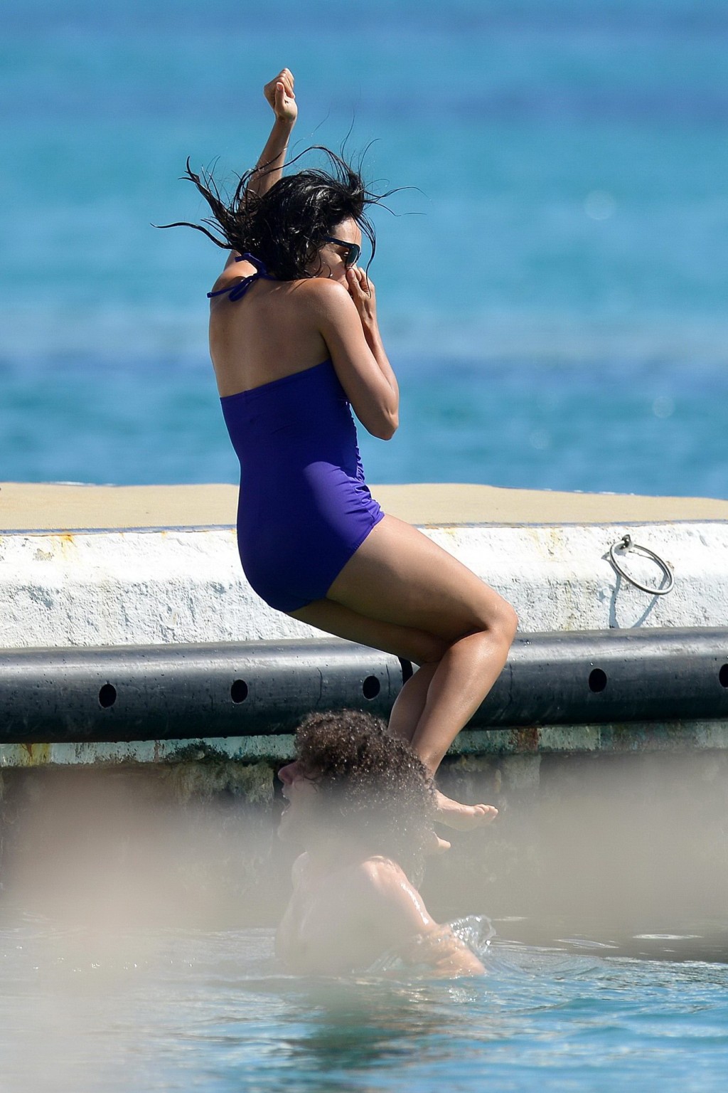 Rosario dawson zeigt ihren molligen Körper in einem lila Badeanzug auf der Seebrücke 
 #75193457