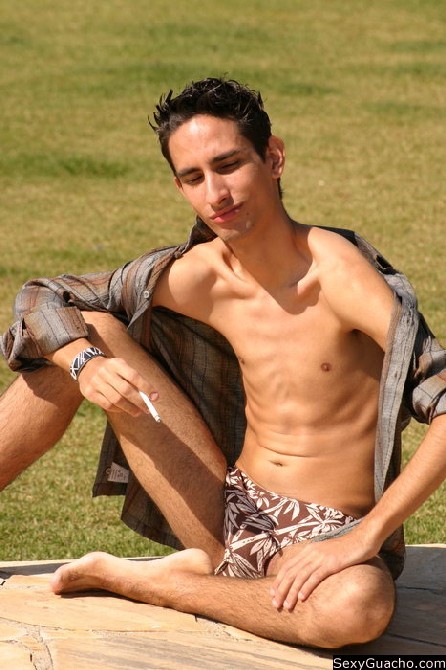 Skinny nude latino dude posiert für Sie wollen, um Ihren Schwanz hart
 #76898170