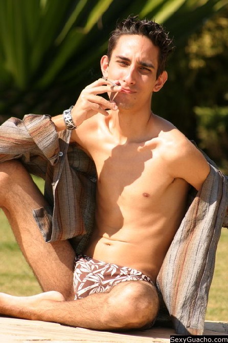 Skinny nude latino dude posiert für Sie wollen, um Ihren Schwanz hart
 #76898190