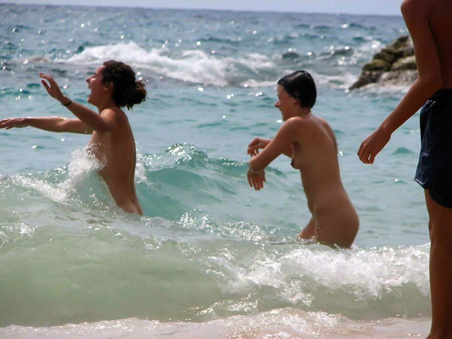 ヌーディストビーチで裸の巨乳のセクシーなホットティー
 #72247161