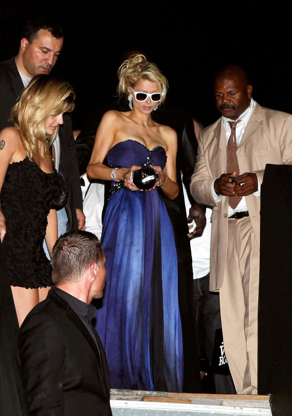 Paris Hilton look sexy and show big cleavage in blue dress #75348911