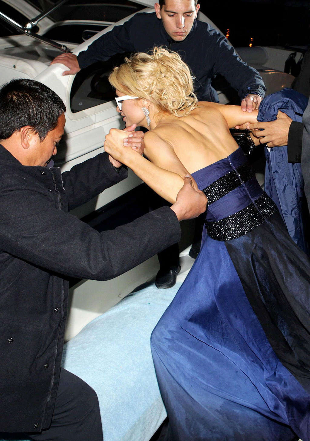 Paris Hilton guardare sexy e mostrare grande scissione in abito blu
 #75348950