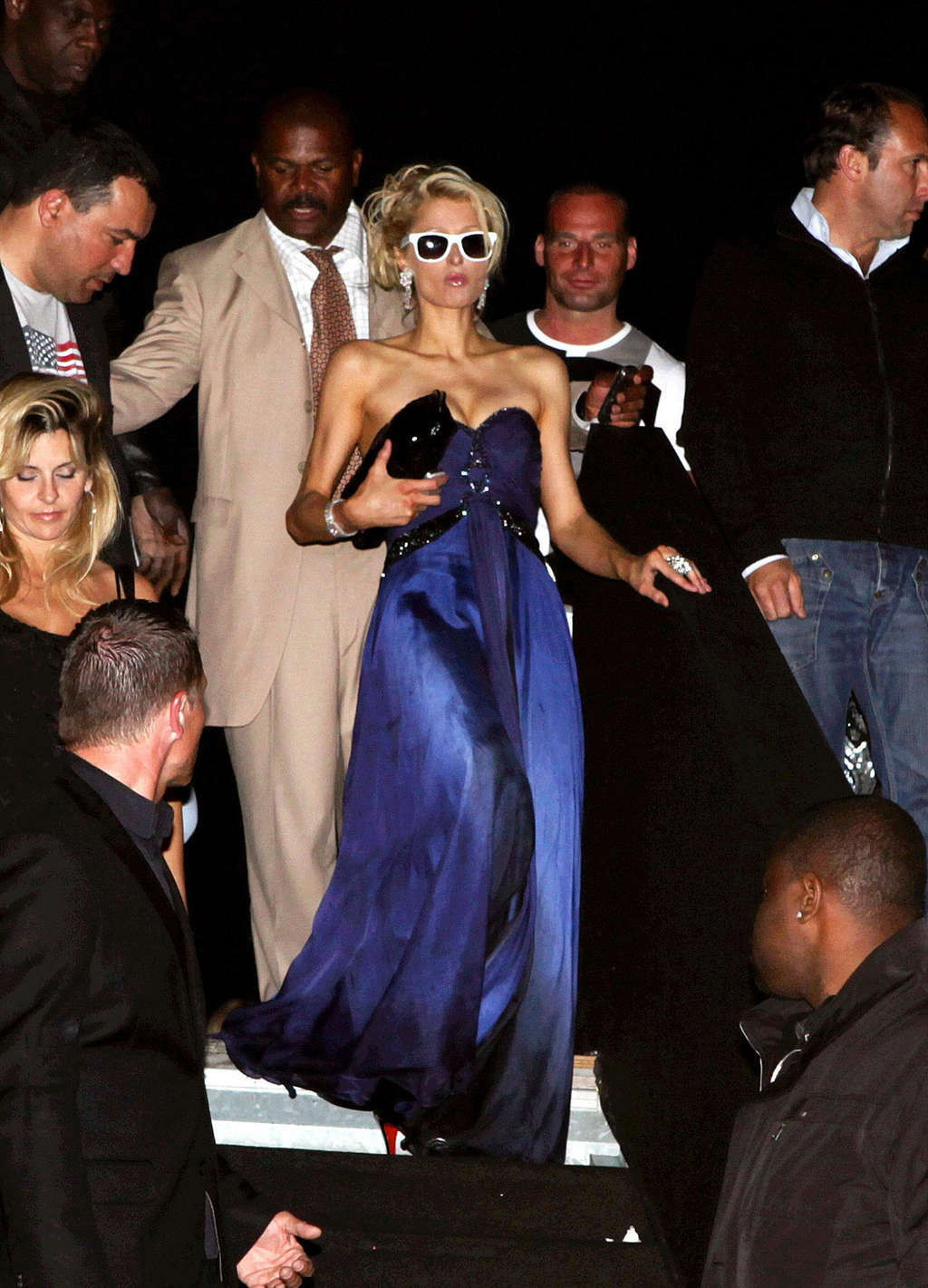 Paris Hilton guardare sexy e mostrare grande scissione in abito blu
 #75348976