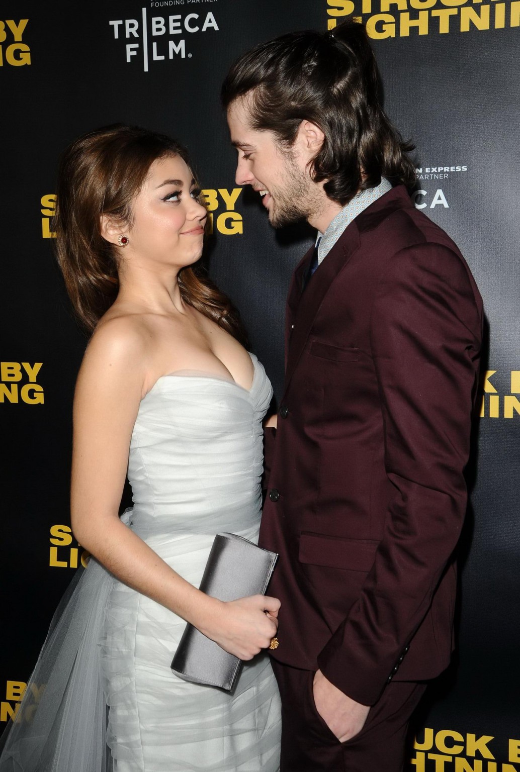 Sarah hyland muestra un enorme escote con un vestido sin tirantes en 'struck by lightni
 #75244262