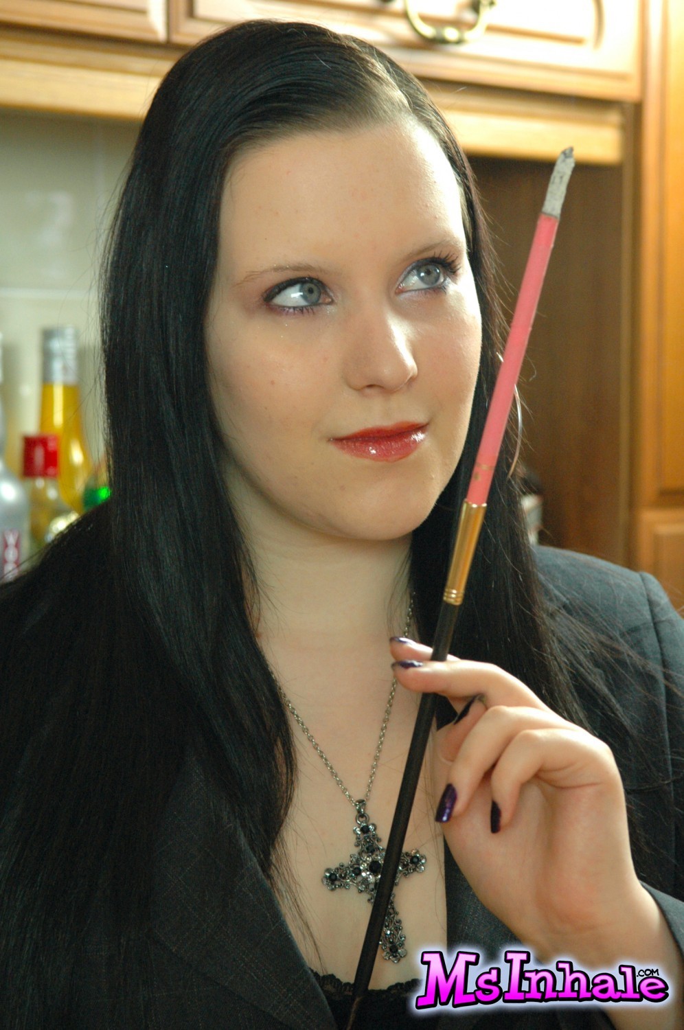 Kinky fumar fetiche nena msinhale fumar un cigarrillo rosa
 #70267178