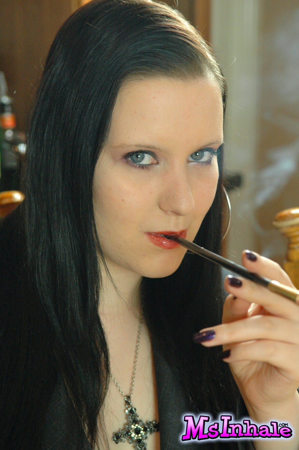 Kinky fumar fetiche nena msinhale fumar un cigarrillo rosa
 #70267187