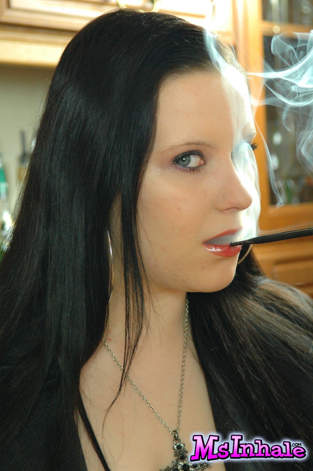 Kinky fumar fetiche nena msinhale fumar un cigarrillo rosa
 #70267215