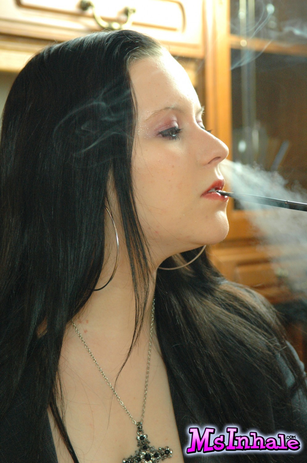 Kinky fumar fetiche nena msinhale fumar un cigarrillo rosa
 #70267227