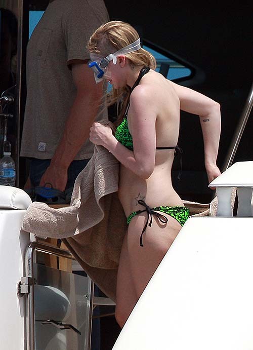 Avril lavigne exposant son corps sexy en bikini vert sur un yacht
 #75255919