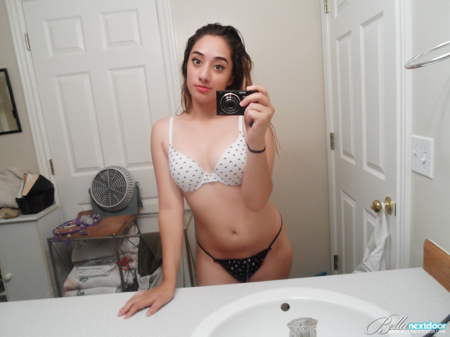 Naughty teen Lupe Diaz takes nude selfies in a mirror #72458984