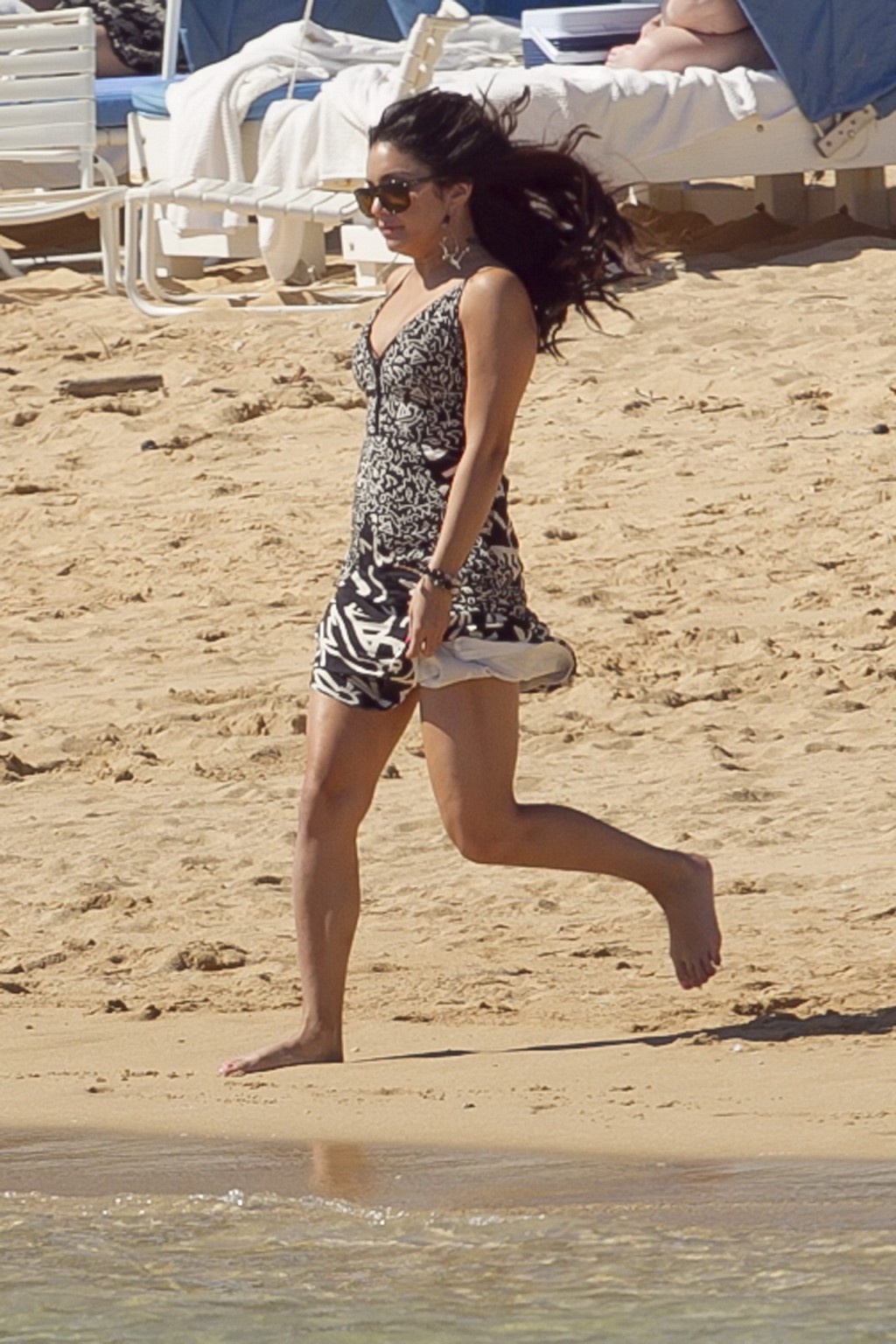 ハワイのビーチでドレスを引き上げるヴァネッサ・ハジェンズの脚線美
 #75275283