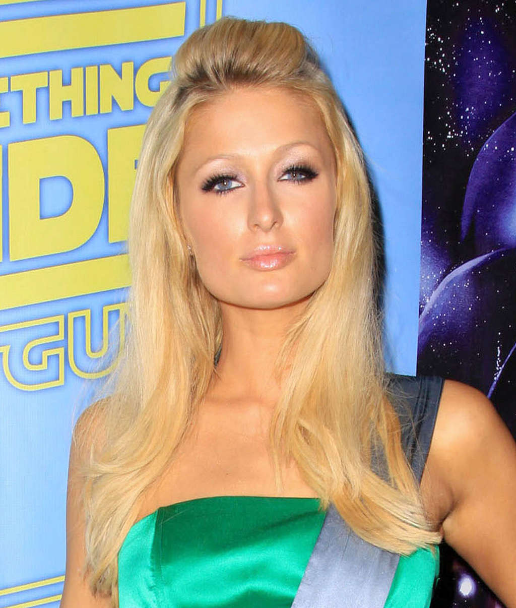 Paris hilton in see thru top zeigt Titten und sieht sexy im Bikini
 #75369301