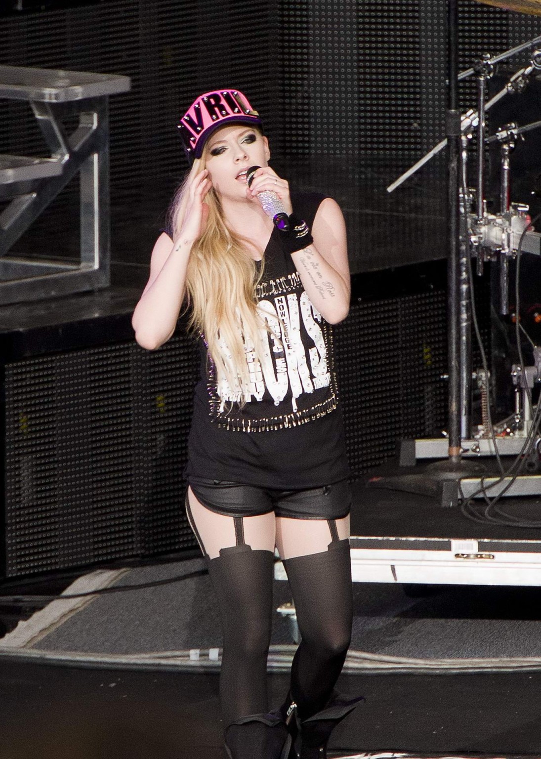 Avril Lavigne in pantaloncini e collant esibendosi a mountain view canada
 #75195326