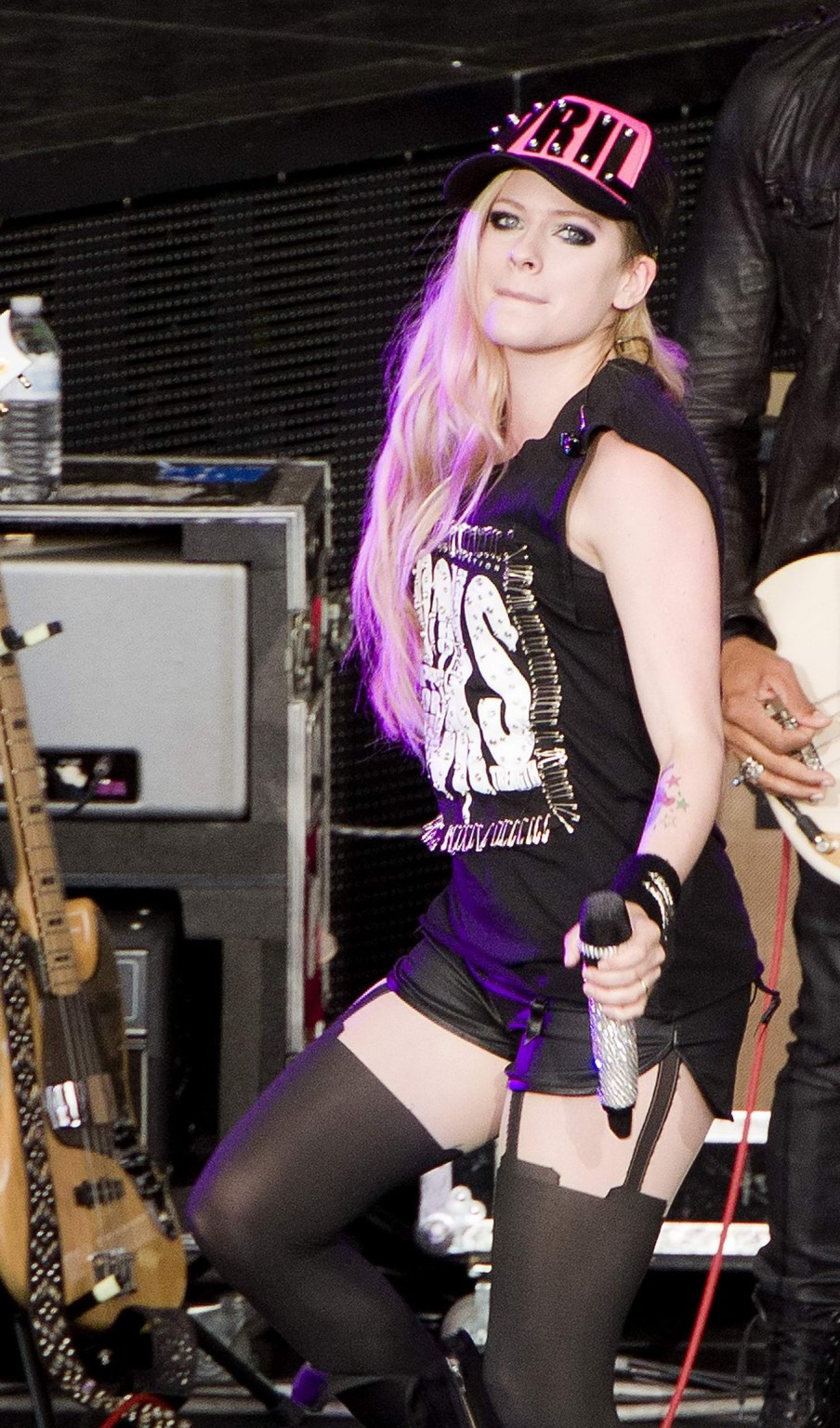 Avril Lavigne in pantaloncini e collant esibendosi a mountain view canada
 #75195329