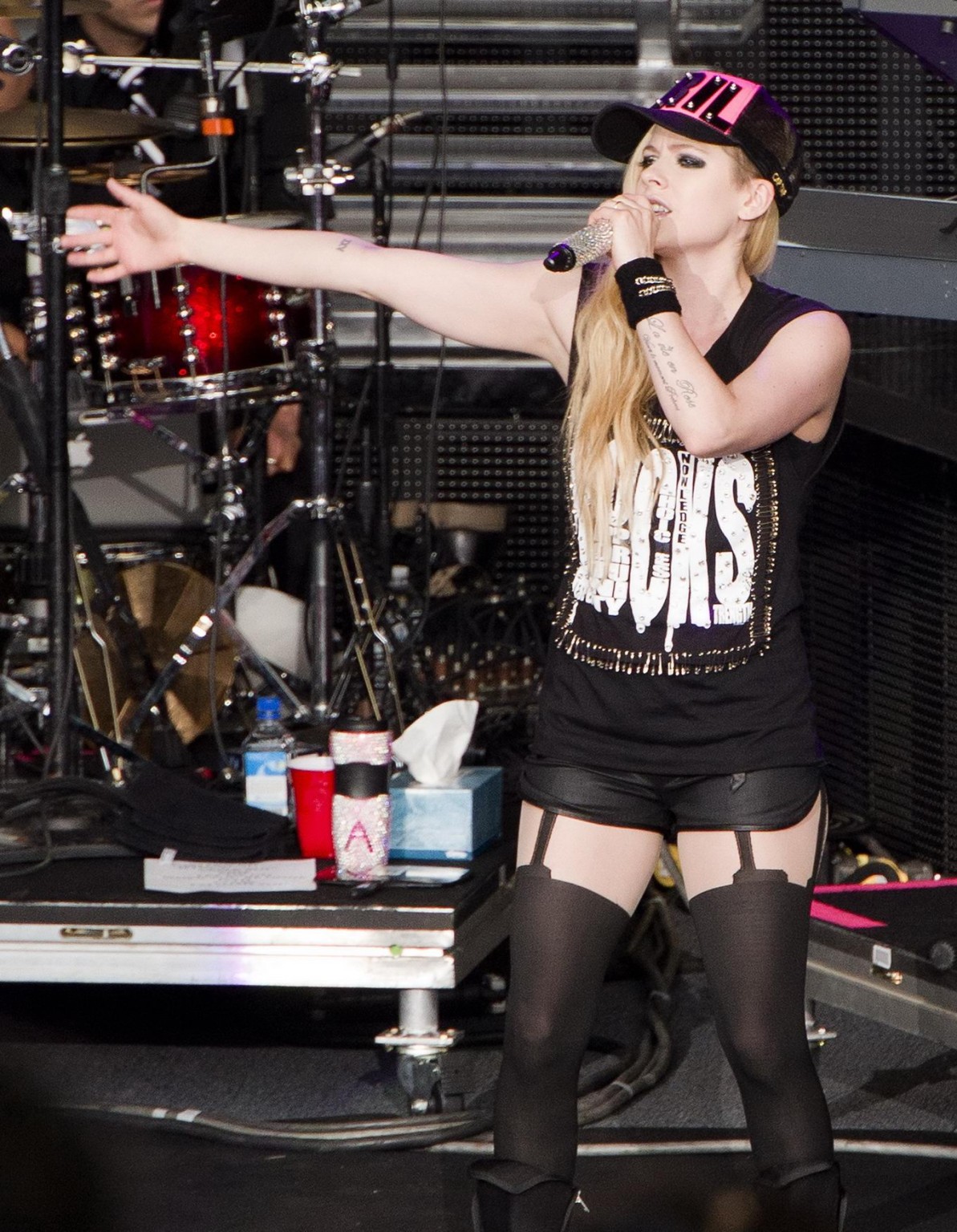 Avril Lavigne in pantaloncini e collant esibendosi a mountain view canada
 #75195333