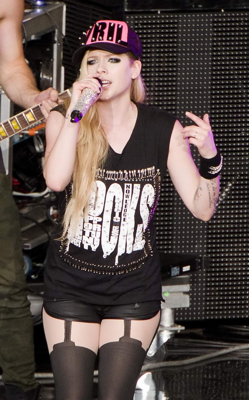 Avril Lavigne in pantaloncini e collant esibendosi a mountain view canada
 #75195354