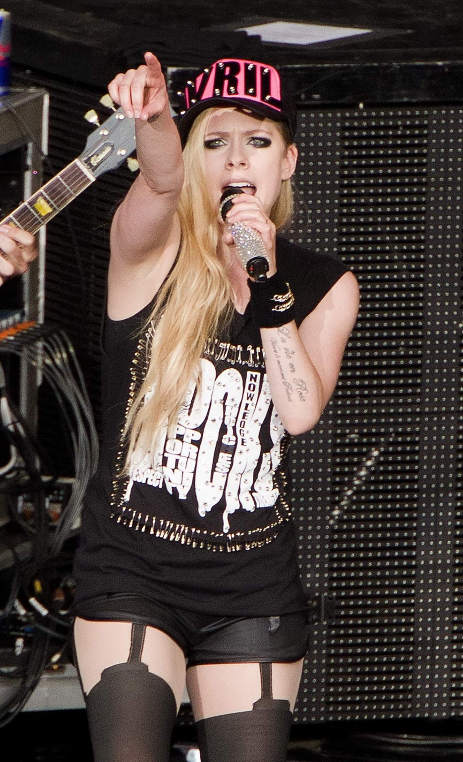 Avril Lavigne in pantaloncini e collant esibendosi a mountain view canada
 #75195356