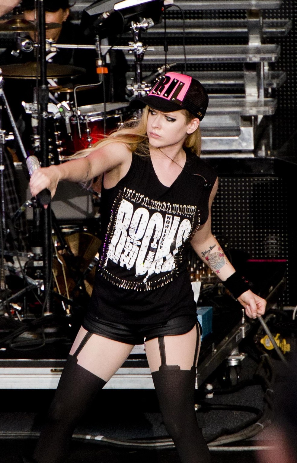Avril Lavigne in pantaloncini e collant esibendosi a mountain view canada
 #75195359