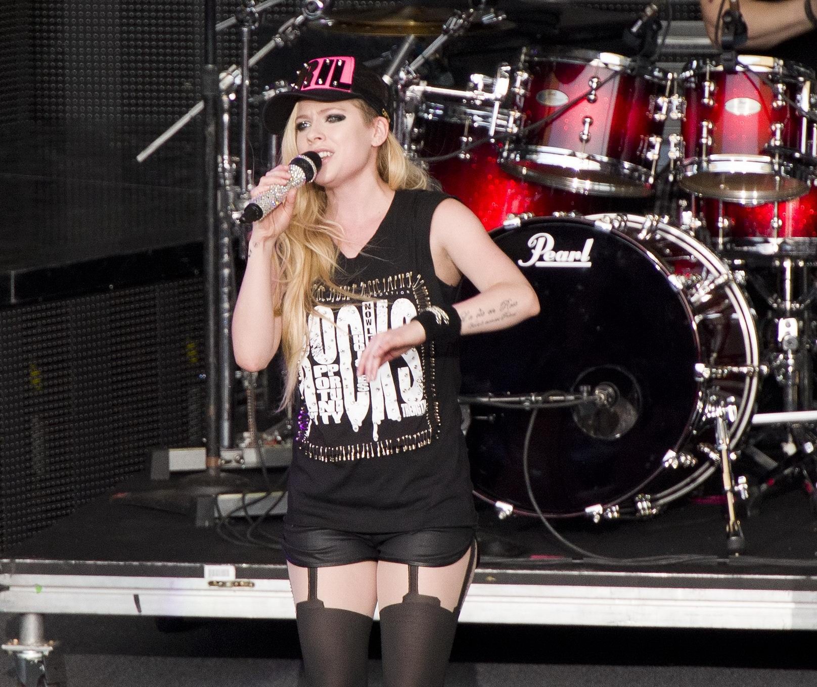 Avril Lavigne in pantaloncini e collant esibendosi a mountain view canada
 #75195363