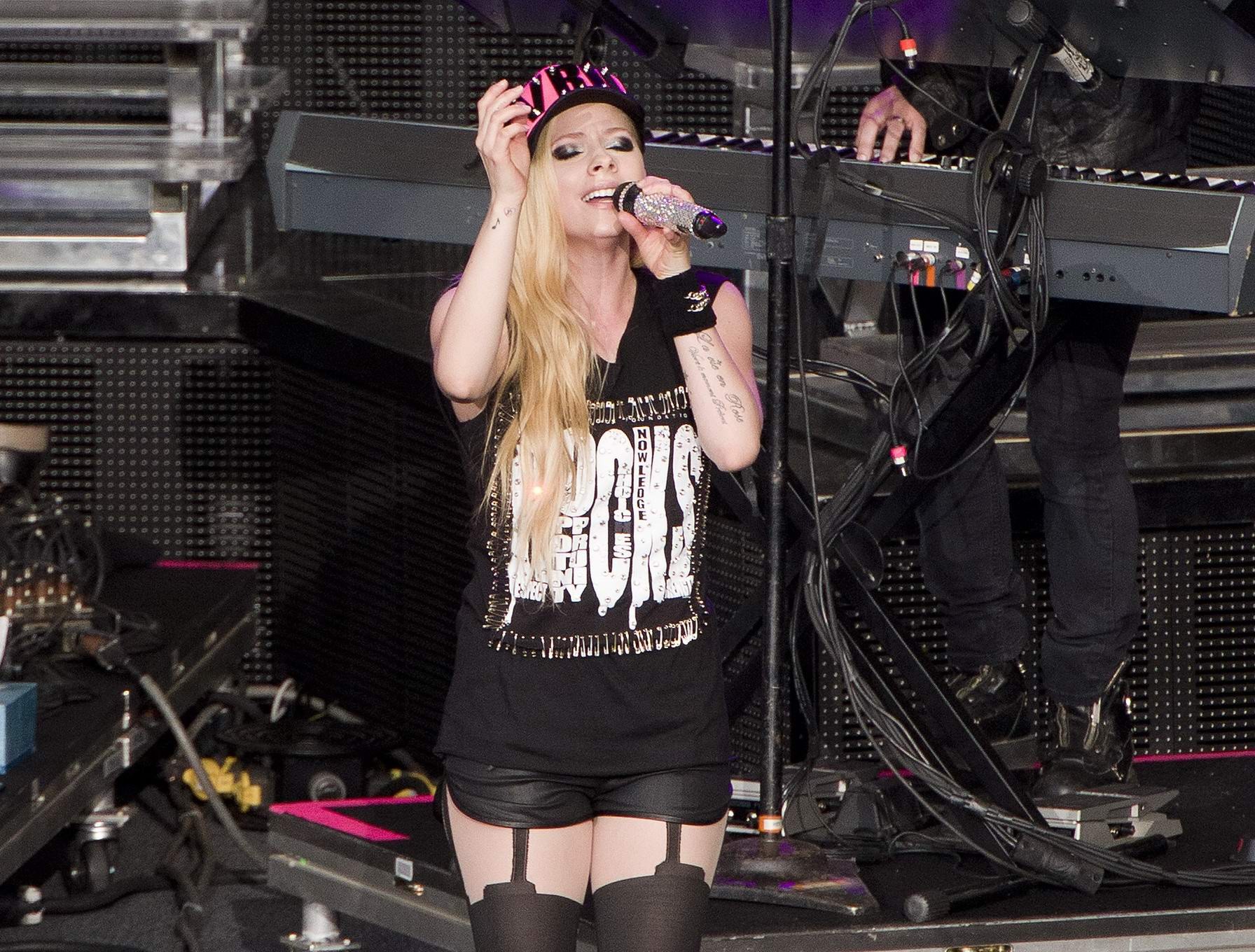 Avril Lavigne in pantaloncini e collant esibendosi a mountain view canada
 #75195368