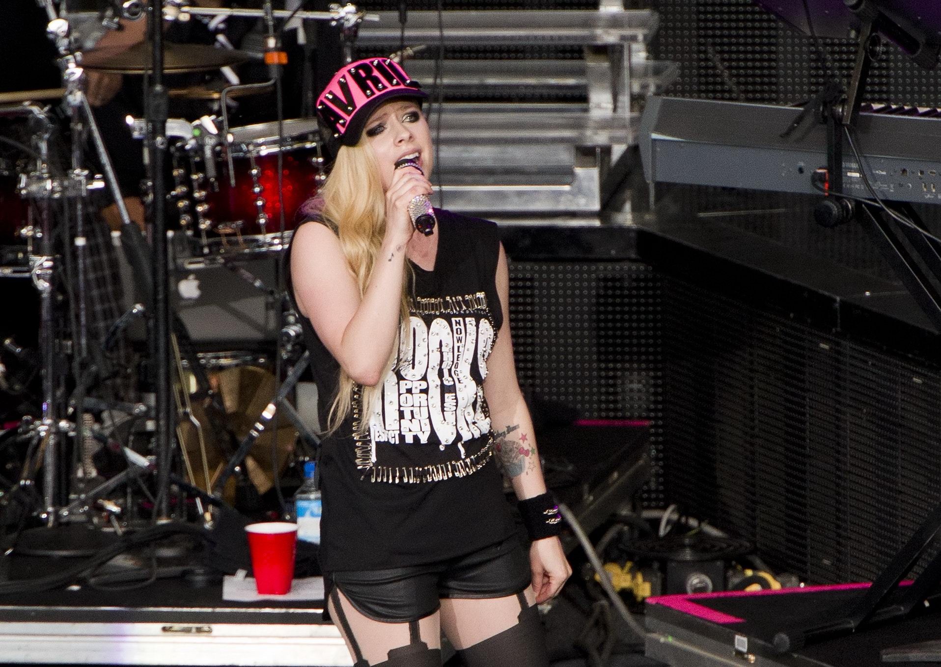 Avril Lavigne in pantaloncini e collant esibendosi a mountain view canada
 #75195373