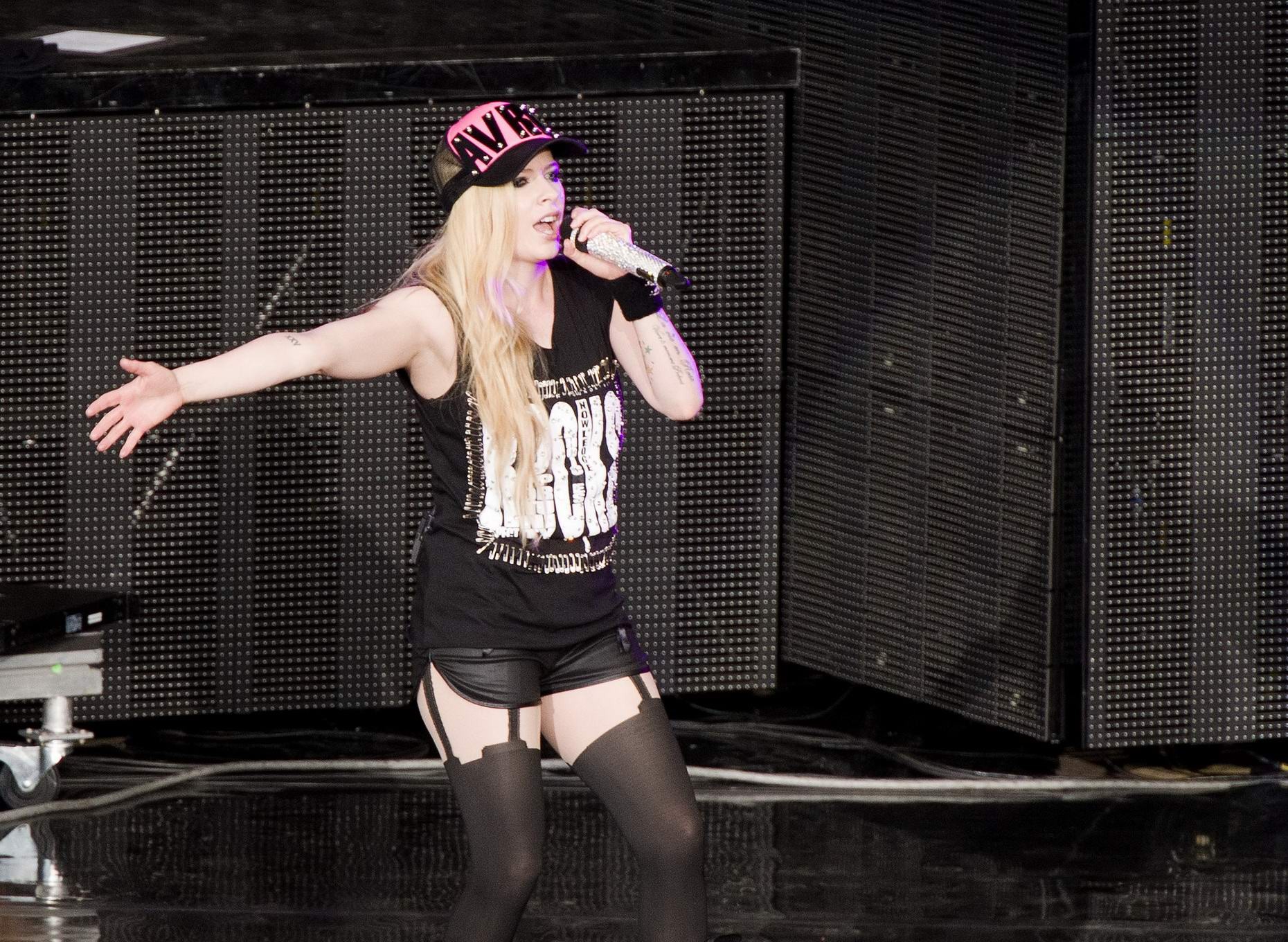 Avril Lavigne in pantaloncini e collant esibendosi a mountain view canada
 #75195376