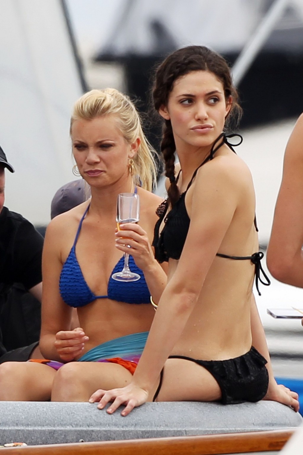 Emmy rossum mostra il suo culo indossando bikini nero sul set di 'shameless
 #75288083
