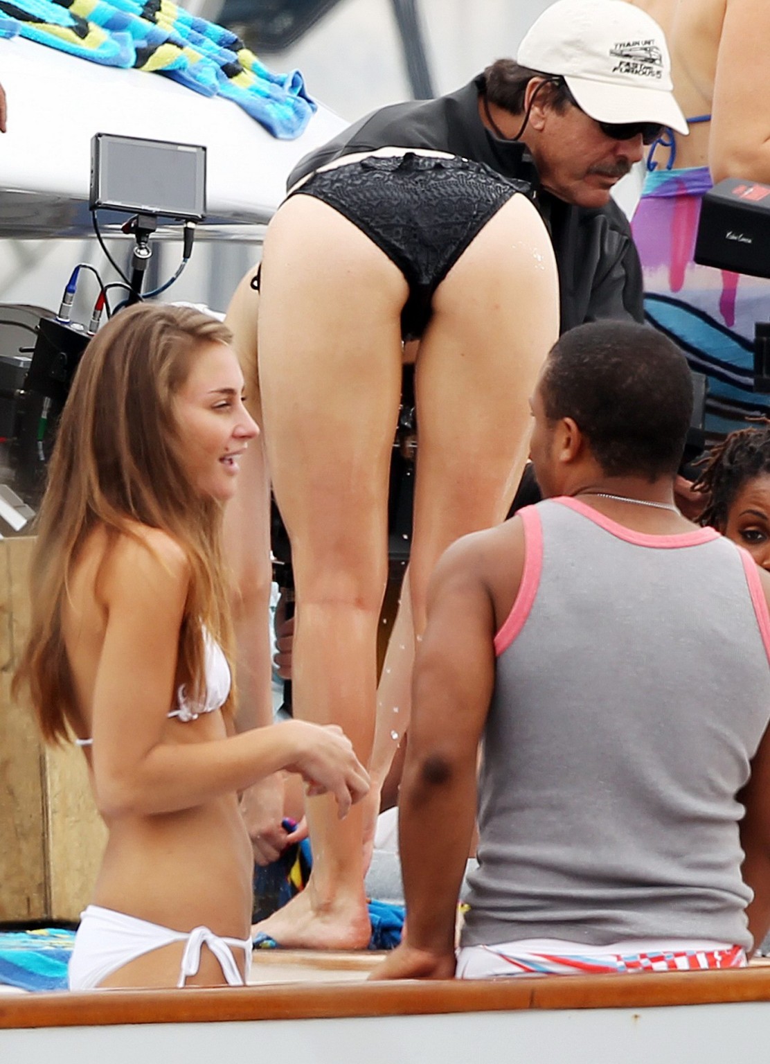 Emmy rossum zeigt ihren Arsch im schwarzen Bikini am Set von "Shameless
 #75288167
