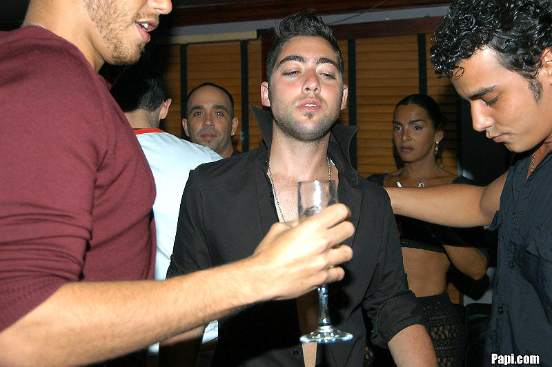 Regardez ces photos impressionnantes d'une soirée gay au sex-club.
 #76954441