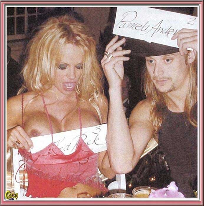 Pamela Anderson tette esposte e capezzolo scivolare foto paparazzi
 #75440808