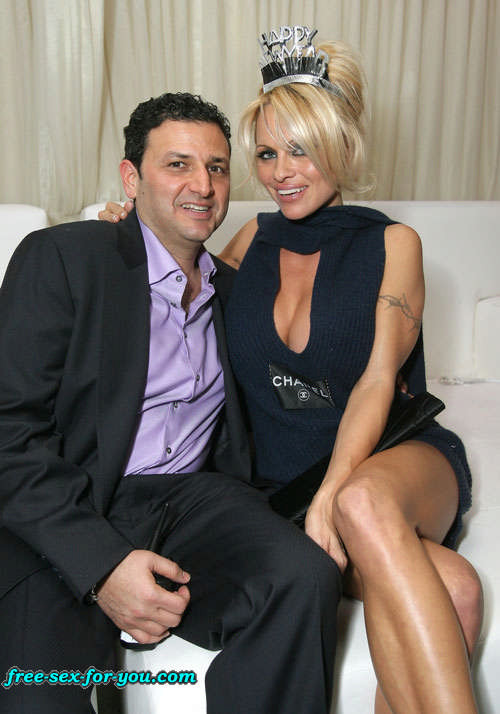 Pamela Anderson zeigt Muschi und große Titten und posiert im Bikini
 #75422598