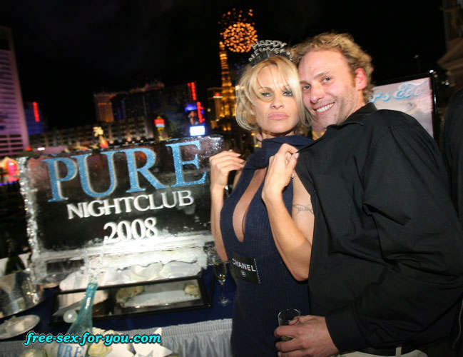 Pamela Anderson zeigt Muschi und große Titten und posiert im Bikini
 #75422625