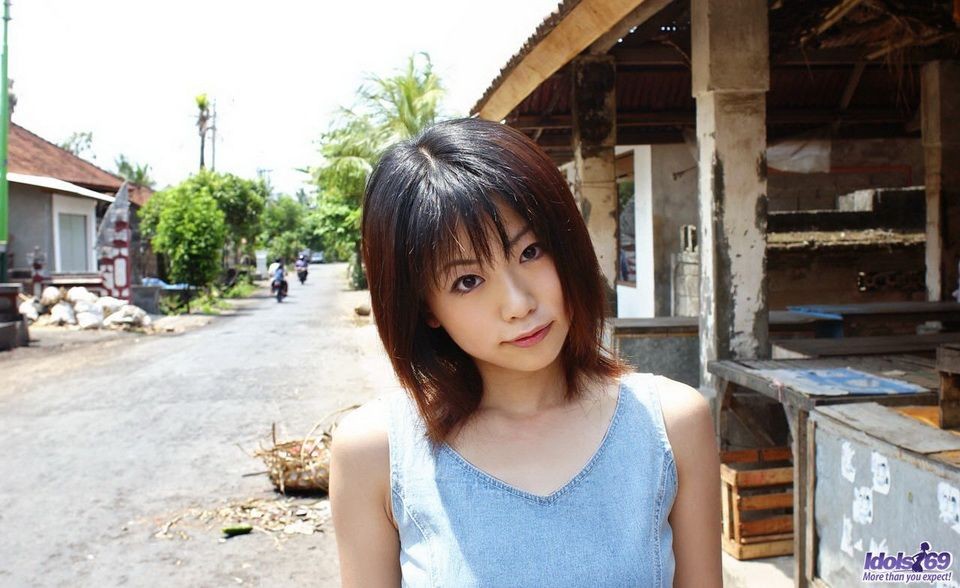 Saki ninomiya, adorable jeune japonaise, montre son cul chaud et sa chatte poilue.
 #69778983