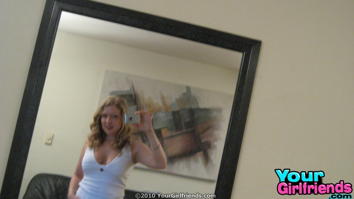 裸の鏡写真を撮る巨乳のガールフレンド
 #67324093
